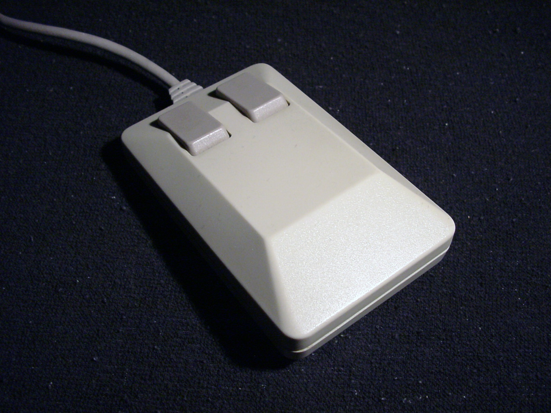 Picture of the Amiga 500 mouse, quite angular in it's design